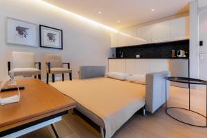 una camera da letto con un letto, un tavolo e delle sedie di Capitalia San Angel Inn a Città del Messico Altre 31 foto