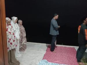 a man standing in front of a group of people at Bumina EENK in Bunikasin