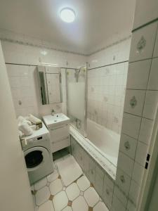 ein Bad mit einem WC, einem Waschbecken und einer Dusche in der Unterkunft Appartement Proche U Arena et La Défense in Nanterre