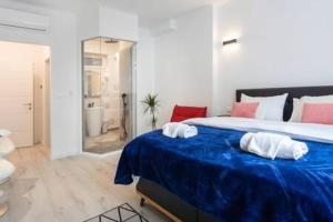 sypialnia z dużym łóżkiem i 2 ręcznikami w obiekcie Lux Nest II City Apartment URBAN STAY w Zagrzebiu