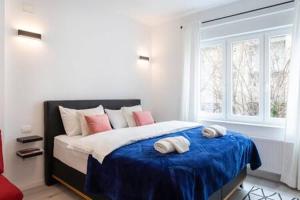 um quarto com uma cama com duas toalhas em Lux Nest II City Apartment URBAN STAY em Zagreb
