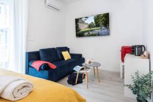 sala de estar con sofá azul y mesa en Lux Nest I City Apartment URBAN STAY, en Zagreb