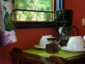 uma mesa com duas chávenas e um liquidificador em Gran Gavilán del Sarapiquí Lodge em Sarapiquí