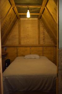 מיטה או מיטות בחדר ב-COMPLEJO DE HOSPEDAJE EN BOSQUE ECO REINO AVENTURA