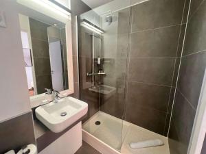 La salle de bains est pourvue d'une douche, d'un lavabo et de toilettes. dans l'établissement Best Western Hotel Le Montparnasse, à Paris
