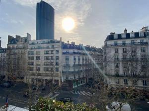 パリにあるベストウエスタン ホテル ル モンパルナスの高層ビルのある街並み