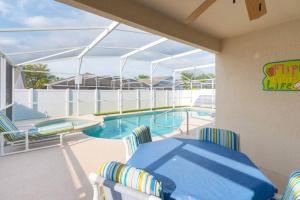 Bazén v ubytování 4br/3ba Disney Area Luxury Resort with pool/spa nebo v jeho okolí