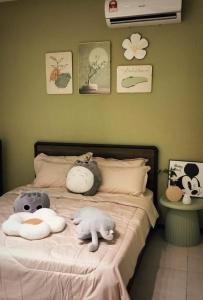 Кровать или кровати в номере "CAT THEME" 2 Bedrooms at Jelutong, Urban Suites