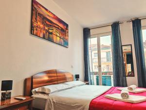 1 dormitorio con 2 camas y ventana en Goldmine Guest House 2 en Venecia