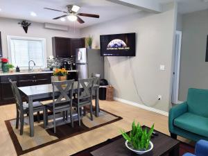 een keuken en een woonkamer met een tafel en stoelen bij Nice and cozy whole house 25min to Niagara falls in Buffalo