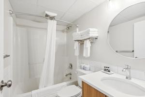 een badkamer met een wastafel, een toilet en een spiegel bij Cape Suites Room 1 - Free Parking! Hotel Room in Rehoboth Beach