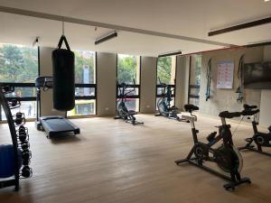 un gimnasio con un montón de equipos de ejercicio en una habitación en PENTHOUSE Centro Internacional Apartamento, en Bogotá