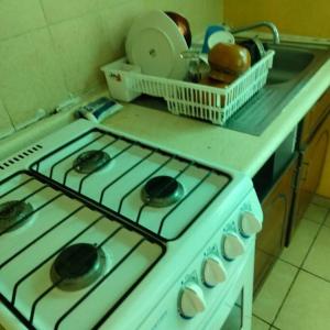 - une cuisine équipée de plaques de cuisson blanches dans l'établissement casa sola dos niveles, à Chalco de Díaz Covarrubias