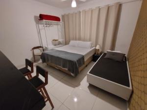 um quarto com uma cama e um cesto de basquetebol em Suíte Studio 2 Enseada Tortuga Mobiliada no Guarujá