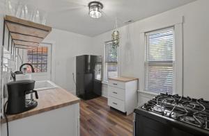 uma cozinha com um fogão e um frigorífico em Housepitality - City View Loft - German Village em Columbus