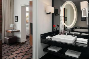 Roomers Berlin Steinplatz, Autograph Collection的一间浴室