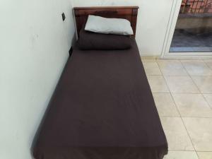 سرير أو أسرّة في غرفة في Casablanca Geusthouse