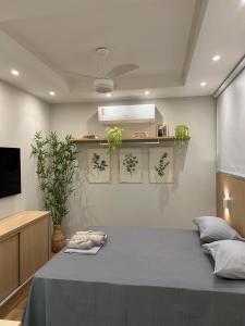 1 dormitorio con 1 cama y TV de pantalla plana en MARAVILHOSO APARTAMENTO NO LEBLON en Río de Janeiro
