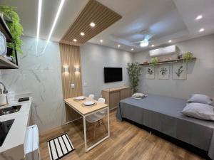 Habitación pequeña con cama y escritorio. en MARAVILHOSO APARTAMENTO NO LEBLON en Río de Janeiro