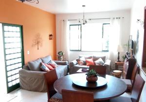 uma sala de estar com um sofá e uma mesa em Casa de Praia Penha, Beto Carrero, 500m da Praia da Armação em Penha