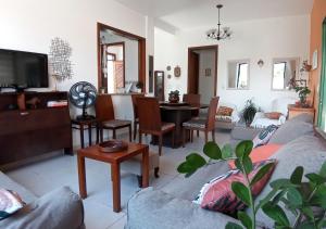 a living room with a couch and a table at Casa de Praia Penha, Beto Carrero, 500m da Praia da Armação in Penha