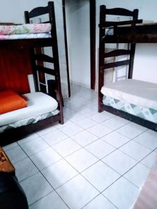 Poschodová posteľ alebo postele v izbe v ubytovaní Casa à 30 metros da praia
