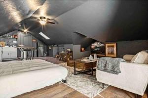 1 dormitorio con 1 cama grande y cocina en Spring Sanctuary Stylish Haven Near Asian Dist, en Oklahoma City
