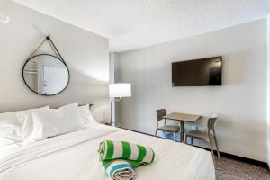 Schlafzimmer mit einem Bett, einem Tisch und einem Spiegel in der Unterkunft Cape Suites Room 3 - Free Parking! Hotel Room in Rehoboth Beach