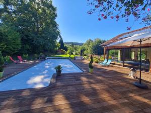 una grande piscina su una terrazza in legno di Guestroom Anould, 1 pièce, 2 personnes - FR-1-589-510 ad Anould