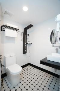 a bathroom with a toilet and a sink at Dê MOCCIS Boutique Hotel in Kuala Lumpur