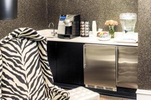 eine Küche mit einer Theke und einem Kühlschrank aus Edelstahl in der Unterkunft Moderne Hotel in New York