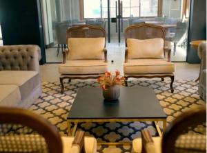 sala de estar con 2 sillas y mesa de centro en Gramado Parks en Gramado