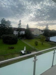 uma vista a partir de uma janela de um quintal com um parque em Stadtnah & Chic - Ihringshausen Retreat em Fuldatal