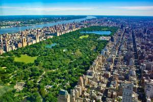 una vista aérea de una gran ciudad y un río en Moderne Hotel, en Nueva York