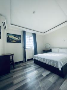 - une chambre avec un lit et du parquet dans l'établissement T ONE II HOSTEL, à Cần Thơ