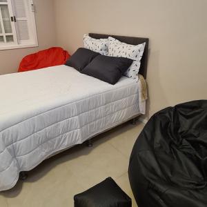 ein Bett mit zwei Kissen auf einem Zimmer in der Unterkunft Hospedagem Almirante in São Francisco de Paula