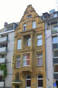 um edifício amarelo com uma placa de hotel em Europäischer Hof am Dom em Colônia