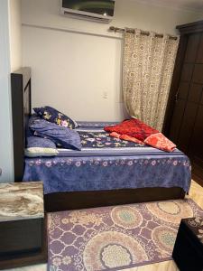 Postel nebo postele na pokoji v ubytování city sister apartments sea view للعائلات فقط + 11 fotografií