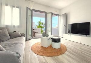 uma sala de estar com um sofá e uma televisão de ecrã plano em Amy Villa , Agios Prokopis em Agios Prokopios