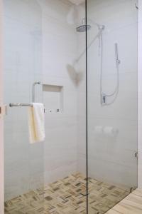 a shower with a glass door in a bathroom at Hotel Gran Avenida, Navojoa in Navojoa