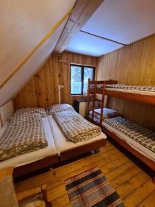 a room with two bunk beds in a cabin at Chata pri Veľkej Rači in Oščadnica