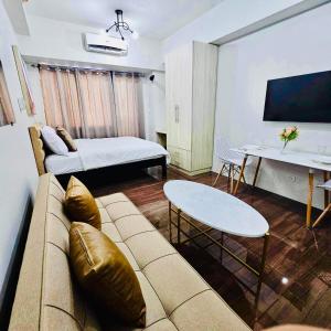 uma sala de estar com um sofá e uma mesa em M Haven em Manila