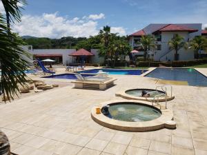 une piscine avec un jacuzzi au milieu dans l'établissement Villa Luciana, à Melgar