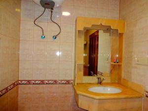 a bathroom with a sink and a mirror at فندق سفير العرب in Rafha