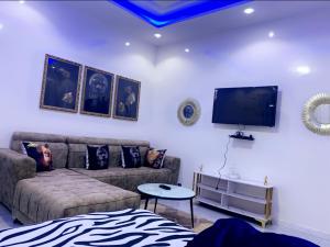 達喀爾的住宿－Jacetnouche，带沙发和平面电视的客厅