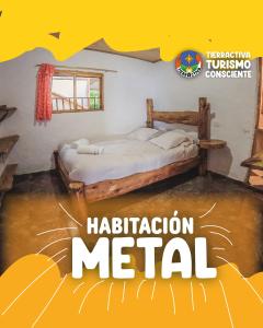 Cartel de una cama en una habitación en Tierra Activa Alojamiento Eco Rural finca orgánica y agroturística en San Agustín