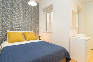 - une chambre dotée d'un mur à motifs bleus et blancs dans l'établissement Arroios Concept Apartments by Homing, à Lisbonne
