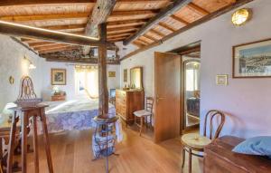 1 dormitorio con 1 cama, mesa y sillas en Nice Home In Lumarzo With Kitchen, en Pannesi