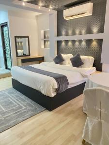 1 dormitorio con 1 cama grande en una habitación en Al Hussam Hotel Apartments, en Mascate