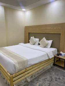 Łóżko lub łóżka w pokoju w obiekcie Al Hussam Hotel Apartments